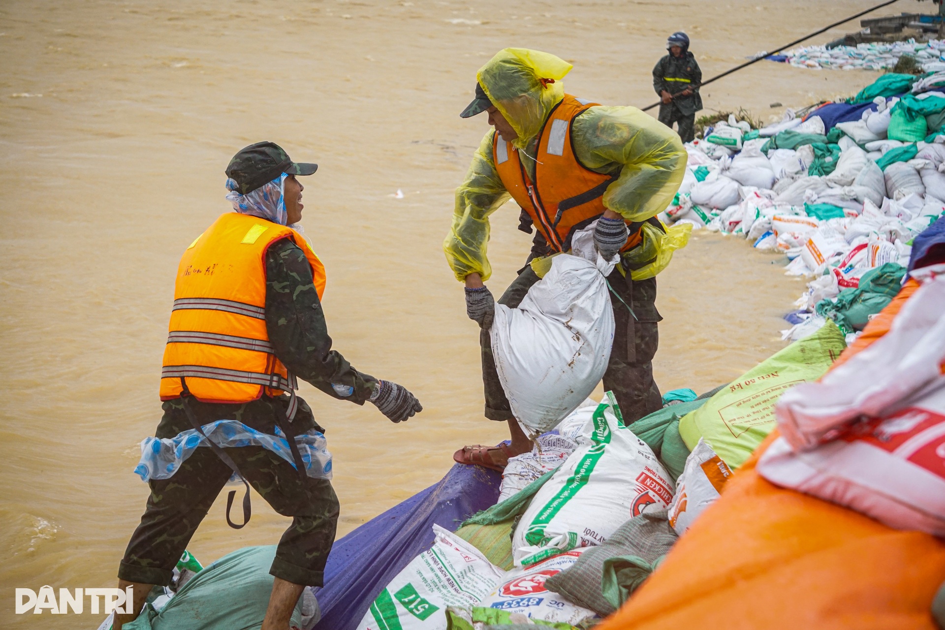 Hơn 500 bộ đội cùng người dân xuyên đêm “vá” bờ kè bị sạt lở - 8