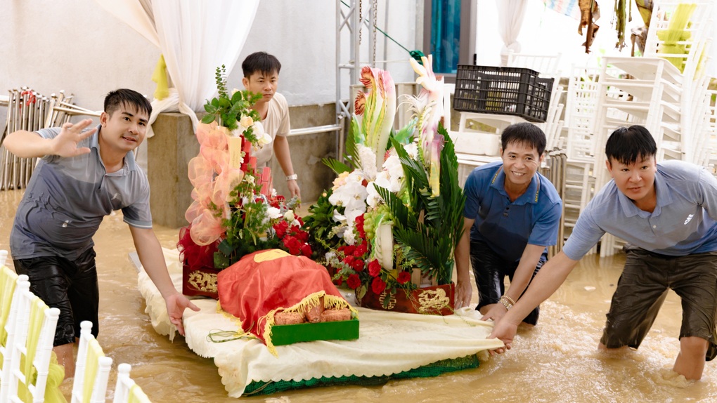 Đám cưới mùa lũ: Bắc ghế đi ăn cỗ, chèo thuyền hoa đón dâu - 3
