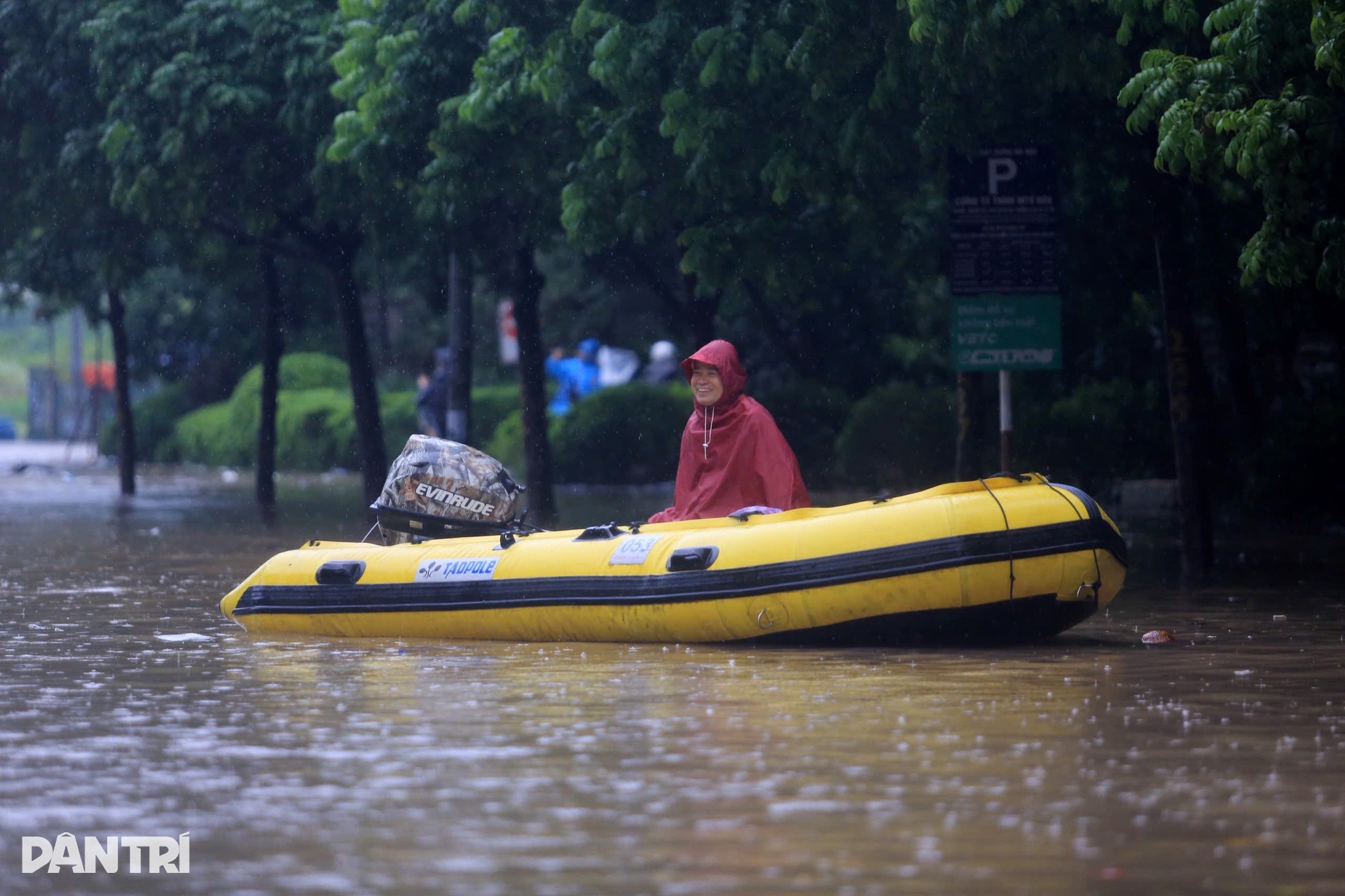 Muôn kiểu ứng phó mưa lớn, vượt ngập sâu của người Hà Nội - 30 Muôn kiểu ứng phó mưa lớn, vượt ngập sâu của người Hà Nội - 30