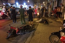 Bắt nhanh 2 đối tượng đâm người, cướp tài sản giữa Sài Gòn