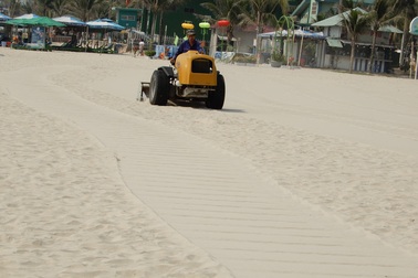 Xem máy sàng cát "lọc" sạch bãi biển Đà Nẵng