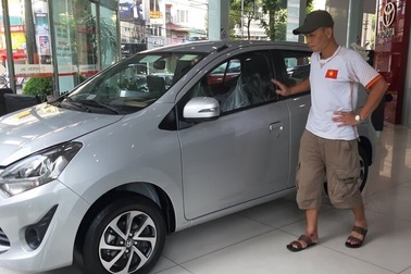 Đại lý ô tô vắng hoe vì khách chờ giảm phí trước bạ