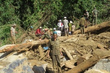 Lục tung rừng tìm kiếm nạn nhân cuối cùng bị đất đá vùi lấp