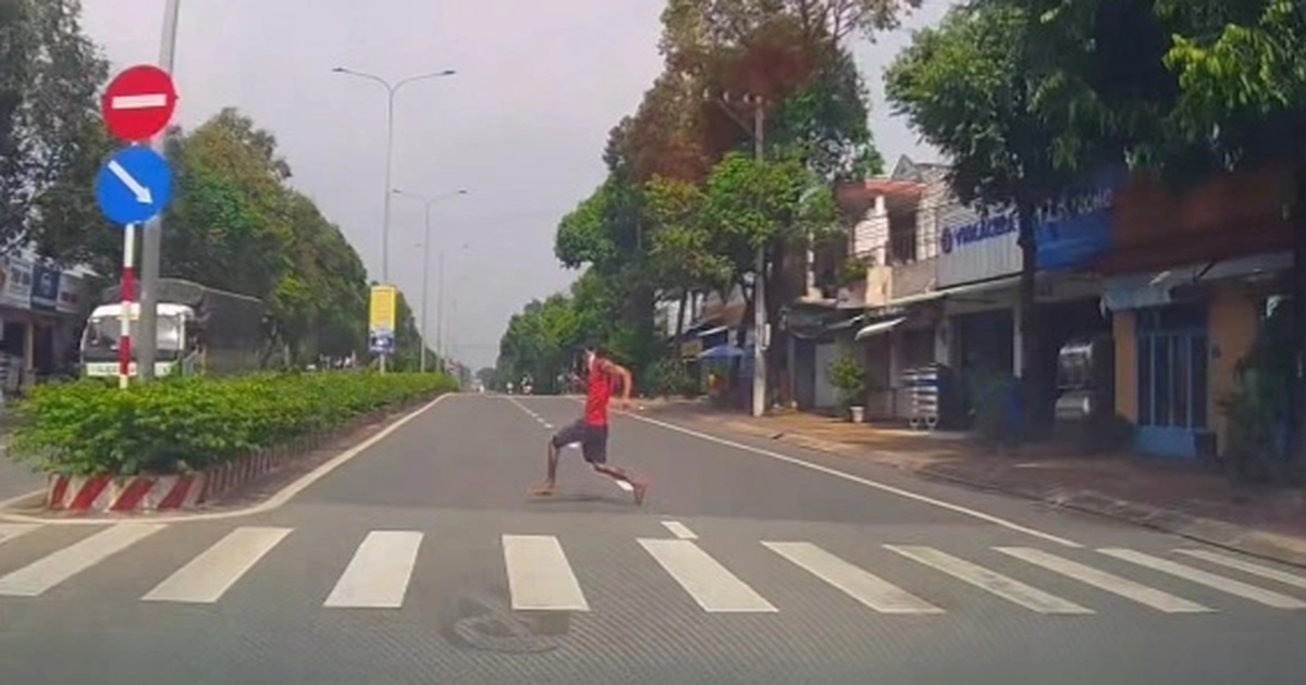 Người đàn ông chạy cắt mặt ô tô để sang đường như cảm tử