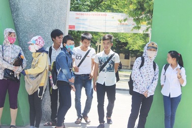 Thí sinh sử dụng điện thoại trong nhà vệ sinh bị giám thị phát hiện