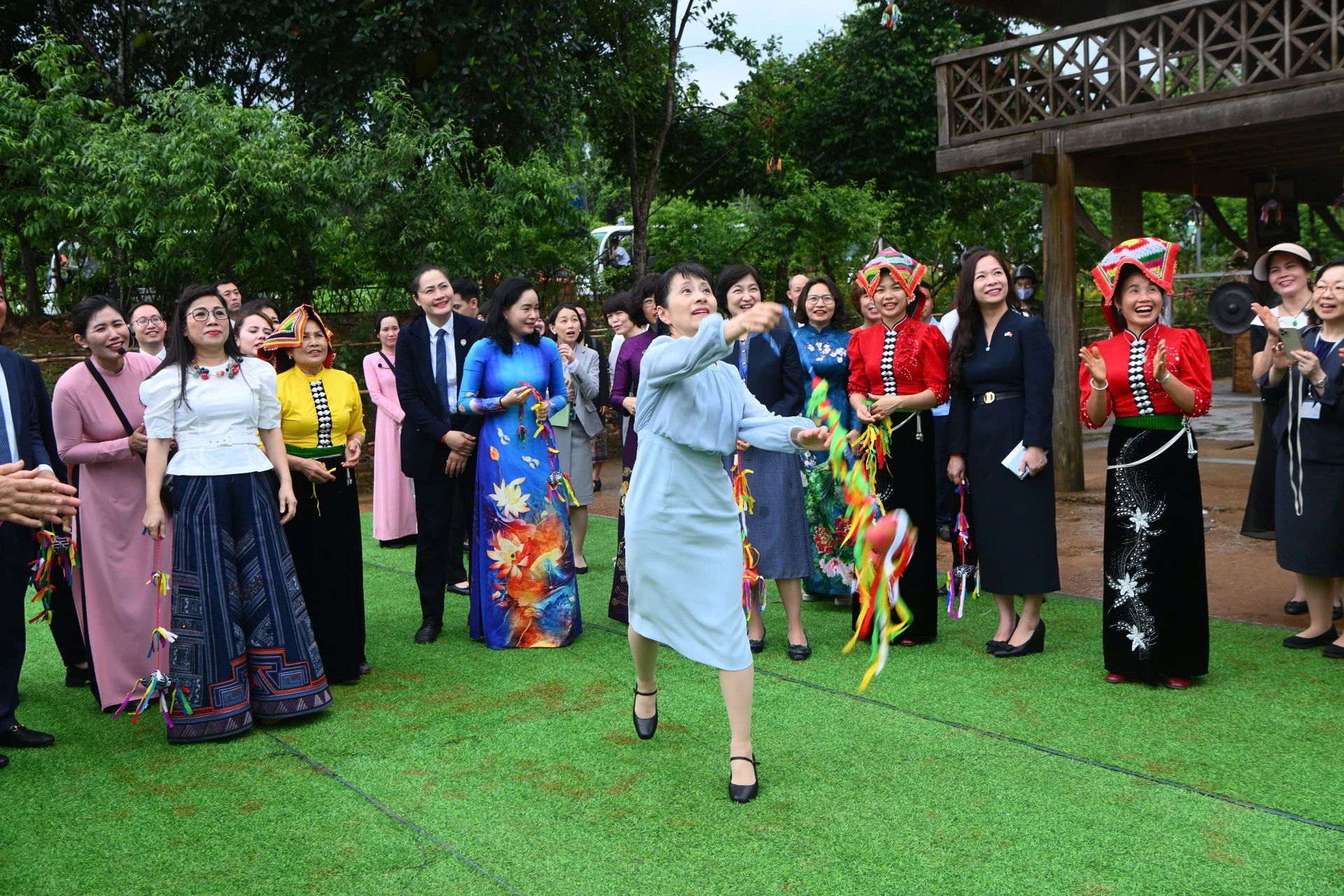 Phu nhân Bích Trân và phu nhân Thủ tướng Nhật cùng múa xòe Thái, ném còn - 10 Phu nhân Bích Trân và phu nhân Thủ tướng Nhật cùng múa xòe Thái, ném còn - 10