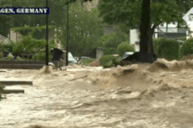 Lũ lụt kinh hoàng cuốn trôi nhà cửa ở châu Âu, 42 người chết