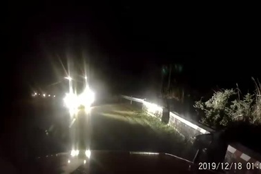 Một tình huống xử lý đáng khâm phục của tài xế container