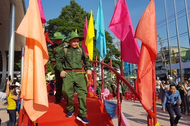 Quảng Ngãi: 111 học sinh trải nghiệm làm chiến sĩ