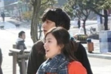 Song Hye Kyo thân thiết với Kang Dong Won