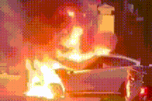 Ô tô con bốc cháy dữ dội trên đường