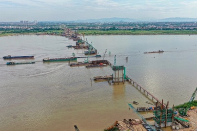 Những cột trụ cầu Hồng Hà vươn lên giữa sông Hồng