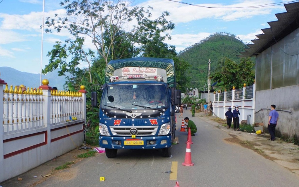 Tài xế ô tô lùi xe không quan sát khiến 2 cháu bé tử vong - 1