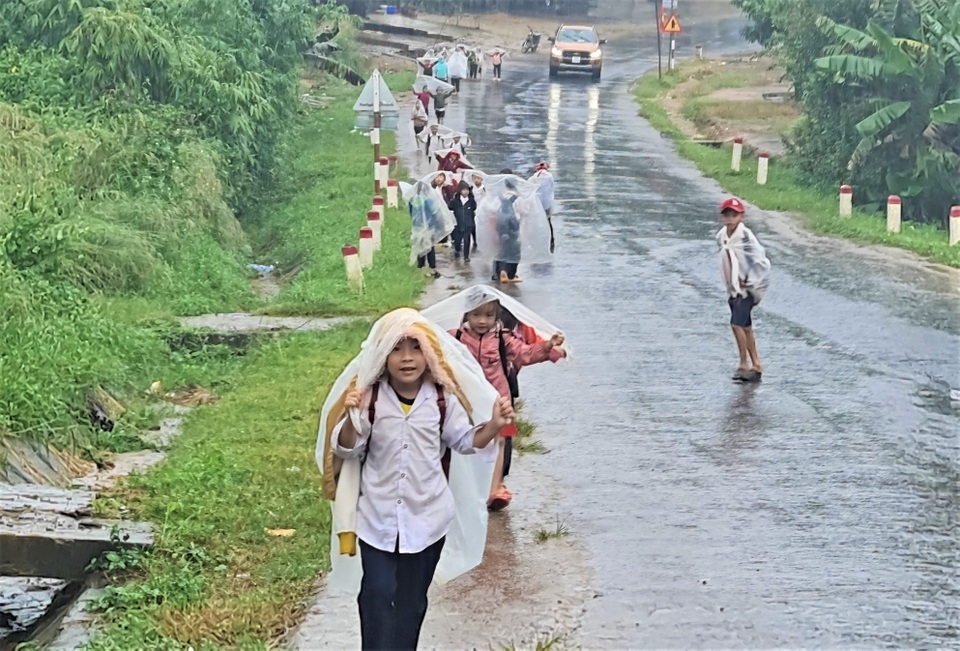 Xót cảnh học sinh vùng cao đội vỏ bao phân đến trường ngày mưa bão - 4 Xót cảnh học sinh vùng cao đội vỏ bao phân đến trường ngày mưa bão - 4