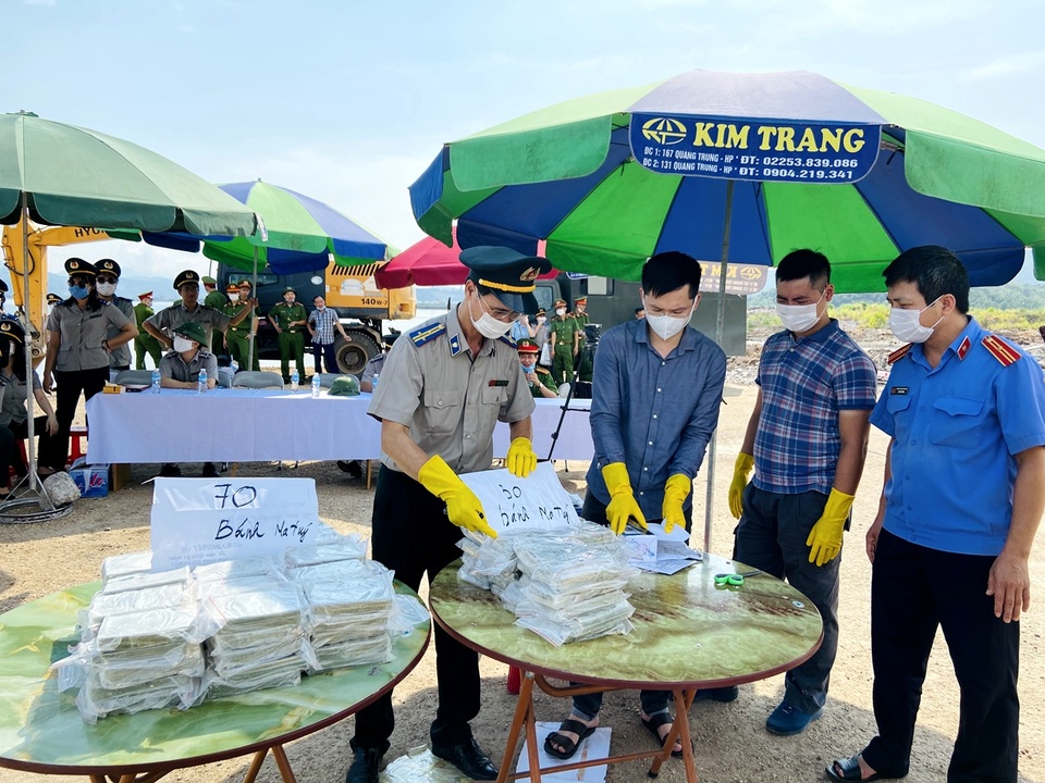 Tiêu hủy 100 bánh heroin - 1 Tiêu hủy 100 bánh heroin - 1