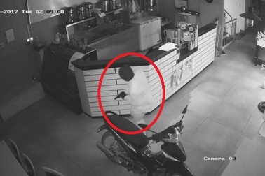 Đối tượng bịt mặt, nghi mang theo súng vào trộm đồ quán trà sữa