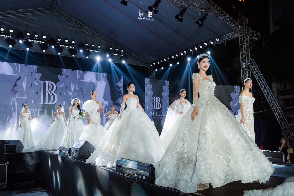 Dàn sao quy tụ trong đêm diễn của TuArt Wedding tại phố đi bộ Hoàn Kiếm - 6 Dàn sao quy tụ trong đêm diễn của TuArt Wedding tại phố đi bộ Hoàn Kiếm - 6