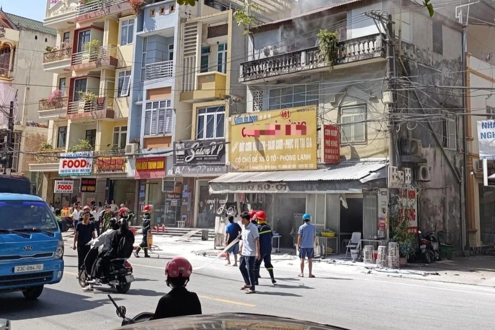 Quán phở ở thành phố Hà Giang bốc cháy ngùn ngụt - 2 Quán phở ở thành phố Hà Giang bốc cháy ngùn ngụt - 2