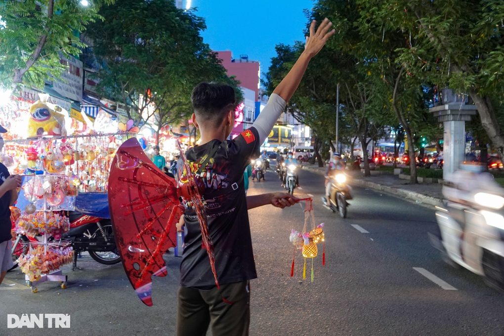 Khách đông nghịt, tiểu thương 3 ngày bán 500 chiếc lồng đèn siêu sốt - 3 Khách đông nghịt, tiểu thương 3 ngày bán 500 chiếc lồng đèn siêu sốt - 3