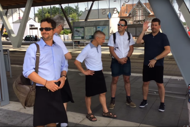 Tài xế Pháp mặc váy đi làm vì thời tiết nóng