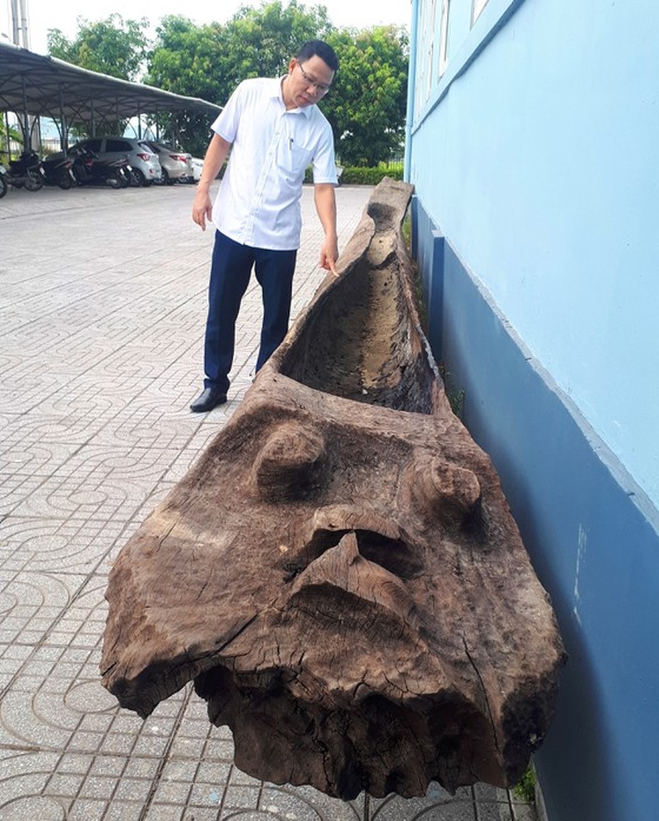 Đánh bắt cá, ngư dân phát hiện 2 chiếc thuyền độc mộc cổ - 1 Đánh bắt cá, ngư dân phát hiện 2 chiếc thuyền độc mộc cổ - 1