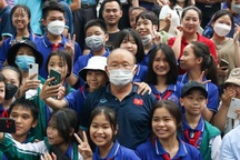 Người hâm mộ vây quanh HLV Park Hang Seo ở Đền Hùng