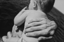 Con trai Justin Bieber lần đầu lộ diện trong video ca nhạc của bố