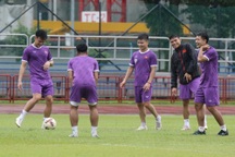 Đội tuyển Việt Nam nhận tin cực vui, tập dưới mưa ở Singapore