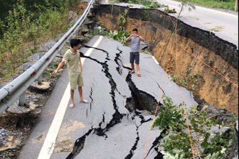 Những đoạn đường "biến mất" sau mưa lũ