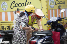 Vội đi coi thi, nữ giáo viên phóng xe máy lên đường Vành đai 3