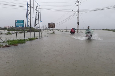 Nhiều đường tỉnh lộ ngập hơn cả mét