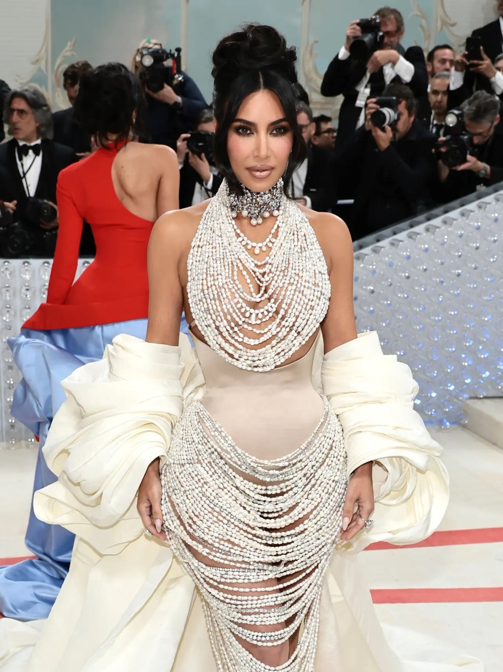 Kim Kardashian dự Met Gala: Tái hiện vẻ đẹp nóng bỏng cách đây 16 năm - 4 Kim Kardashian dự Met Gala: Tái hiện vẻ đẹp nóng bỏng cách đây 16 năm - 4