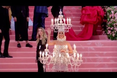 Katy Perry mặc đèn chùm dự MET gala