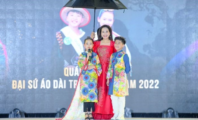 MC Mỹ Lan cùng 2 Quán quân Đại sứ Áo dài Trẻ em Việt Nam 2022 Gia Bảo và Nam Kha