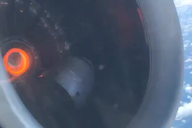 Sốc clip động cơ máy bay bị... rơi ra trong lúc đang bay ở độ cao hơn 3.000m