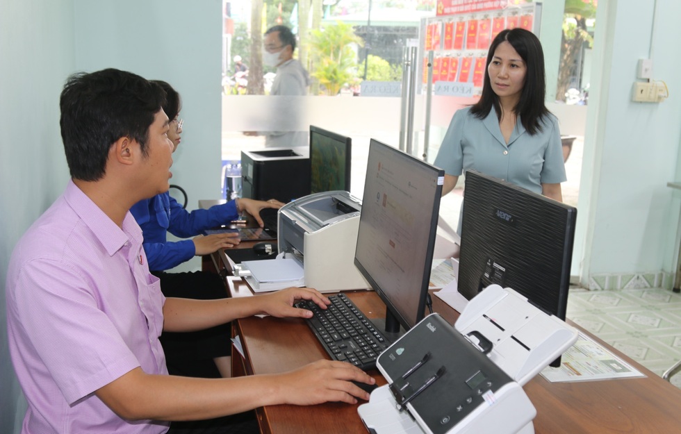 Thủ tục thông suốt, người dân TPHCM không còn ngại đến phường - 2