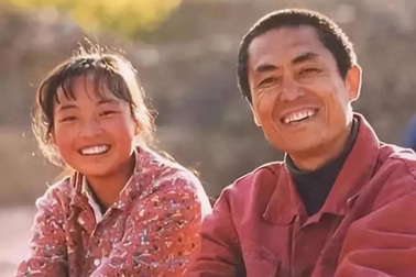 Cú bẻ lái bất ngờ của "cô gái nuôi lợn" thành sao nhờ Trương Nghệ Mưu