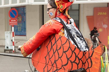 Bạn trẻ hoá Táo Quân kêu gọi "thả cá, đừng thả túi ni-lông"