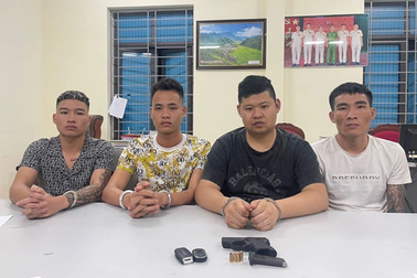 Bắt 4 thanh niên mang súng đã lên nòng phòng thân