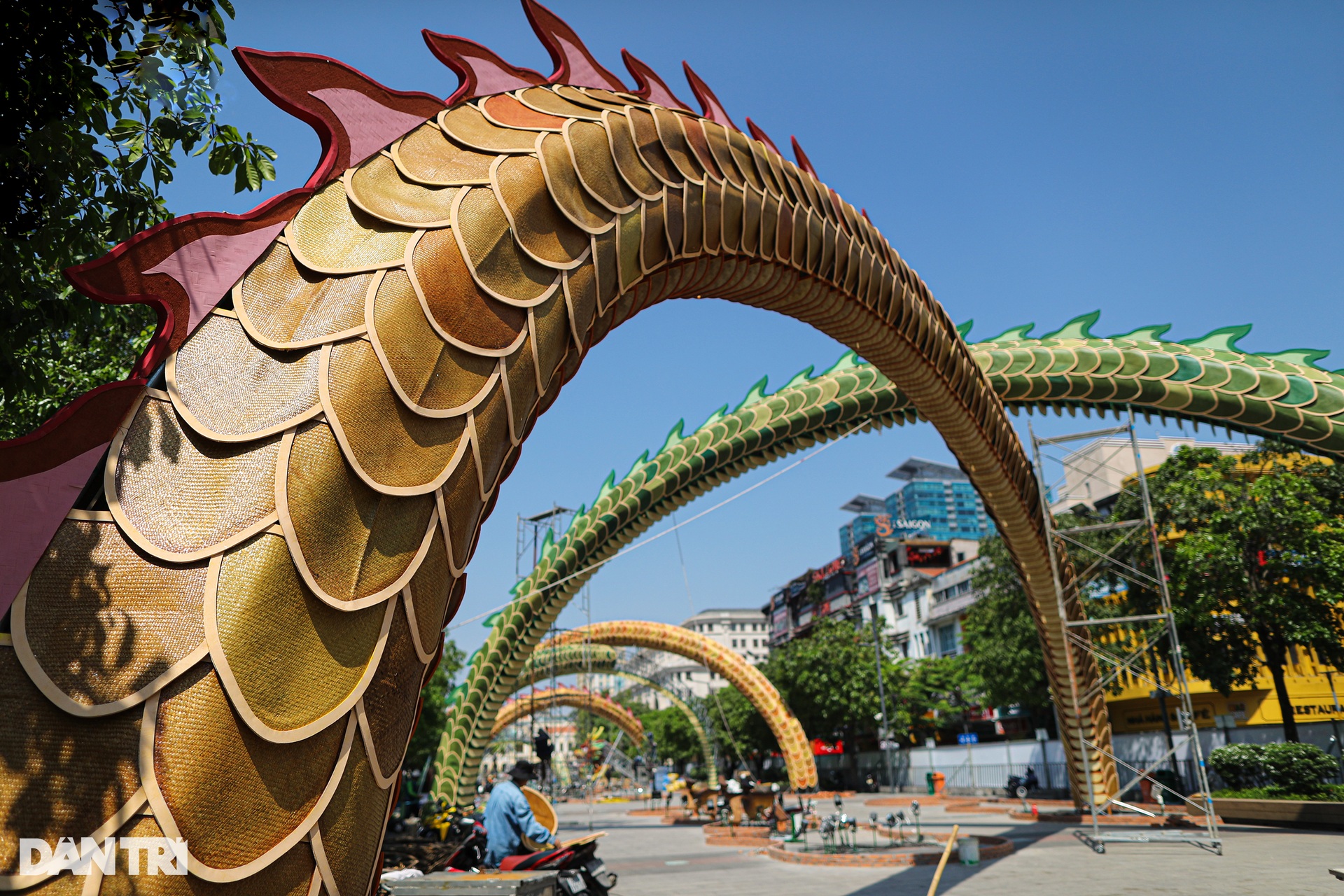 Lộ diện linh vật rồng khổng lồ dài 100m trên đường hoa Nguyễn Huệ - 9 Lộ diện linh vật rồng khổng lồ dài 100m trên đường hoa Nguyễn Huệ - 9