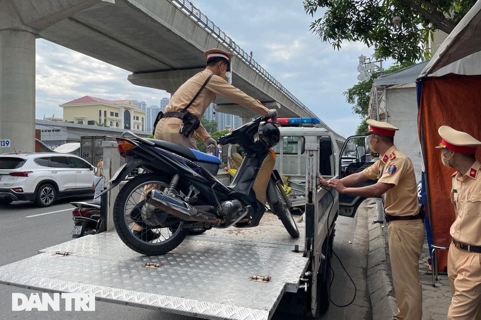 Hàng nghìn người Hà Nội đổ ra đường sau thông báo dùng giấy đi đường cũ - 13 Hàng nghìn người Hà Nội đổ ra đường sau thông báo dùng giấy đi đường cũ - 13