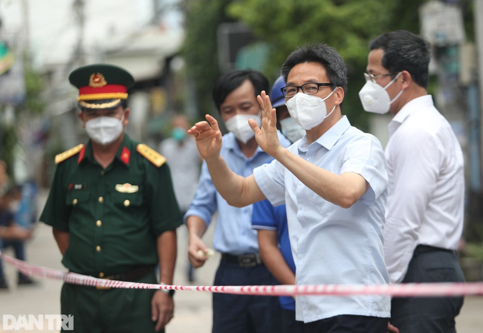 Phó Thủ tướng Vũ Đức Đam: Áp dụng sơ đồ 4-3-3 trong điều trị Covid-19 - 1 Phó Thủ tướng Vũ Đức Đam: Áp dụng sơ đồ 4-3-3 trong điều trị Covid-19 - 1