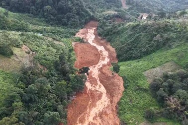 Toàn cảnh vụ sạt lở được flycam ghi lại