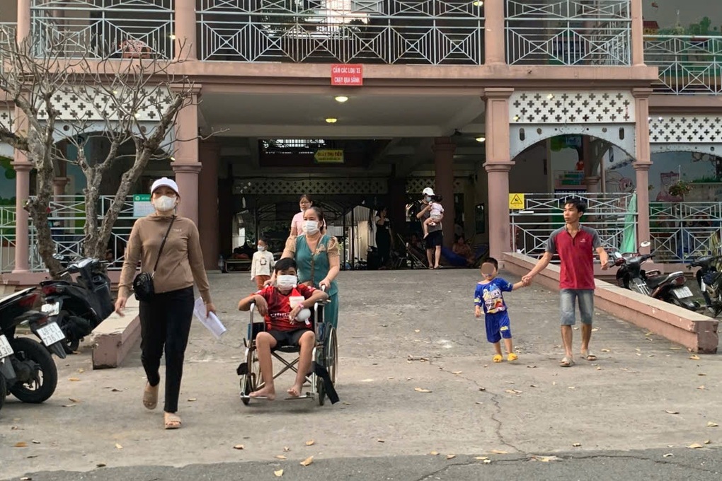 Chuyến xe đặc biệt đưa bé trai 3 năm điều trị ung thư máu về quê ăn Tết - 1 Chuyến xe đặc biệt đưa bé trai 3 năm điều trị ung thư máu về quê ăn Tết - 1