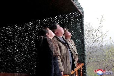 Con gái ông Kim Jong-un cùng cha thị sát vụ phóng tên lửa mới