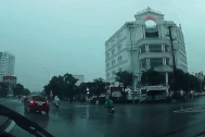 Khoảnh khắc tia sét đánh trúng người phụ nữ đang đi xe máy trên đường