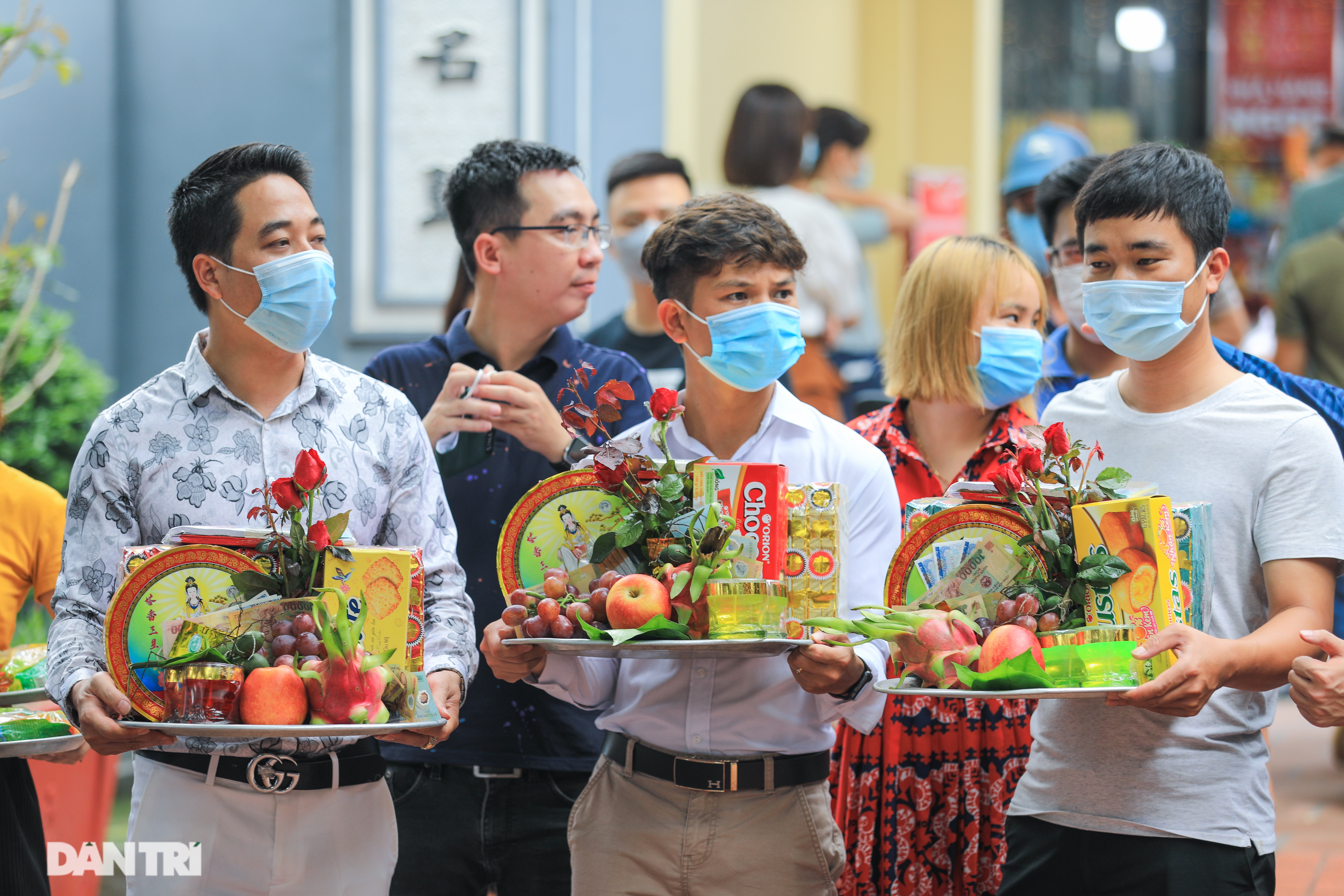 Biển người chen lấn lễ Phủ Tây Hồ giữa ngày dịch Covid-19 phức tạp - 4 Biển người chen lấn lễ Phủ Tây Hồ giữa ngày dịch Covid-19 phức tạp - 4