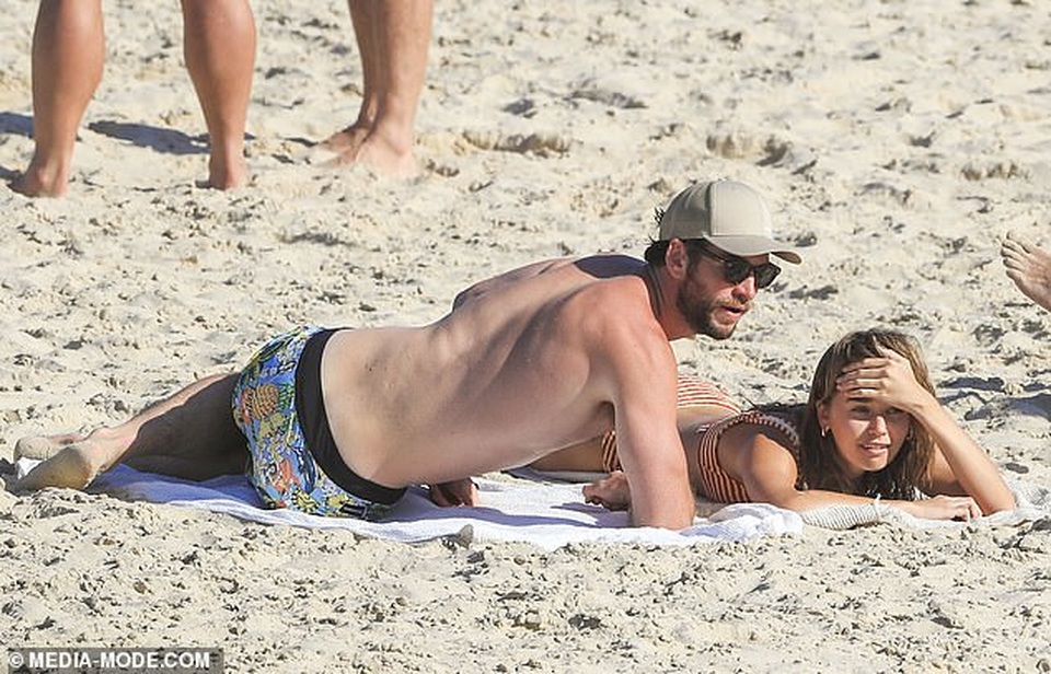 Liam Hemsworth tình tứ hôn bạn gái mới - 5 Liam Hemsworth tình tứ hôn bạn gái mới - 5