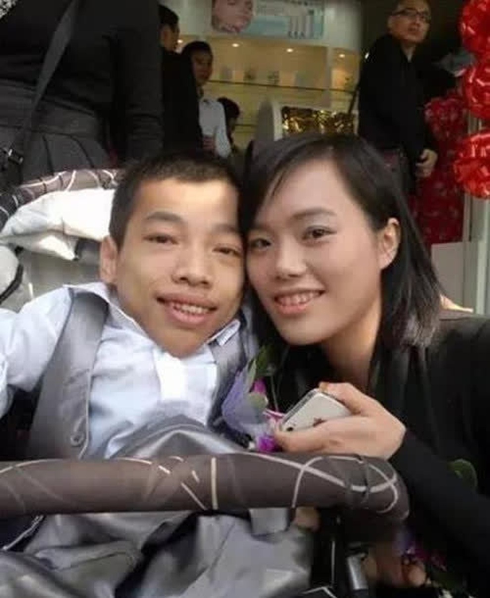 Chàng trai xương thủy tinh thành lập công ty từ hai bàn tay trắng - 2 Chàng trai xương thủy tinh thành lập công ty từ hai bàn tay trắng - 2