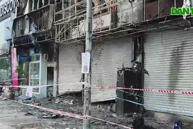 Hai căn nhà liền kề cháy rực lúc rạng sáng ở Sài Gòn